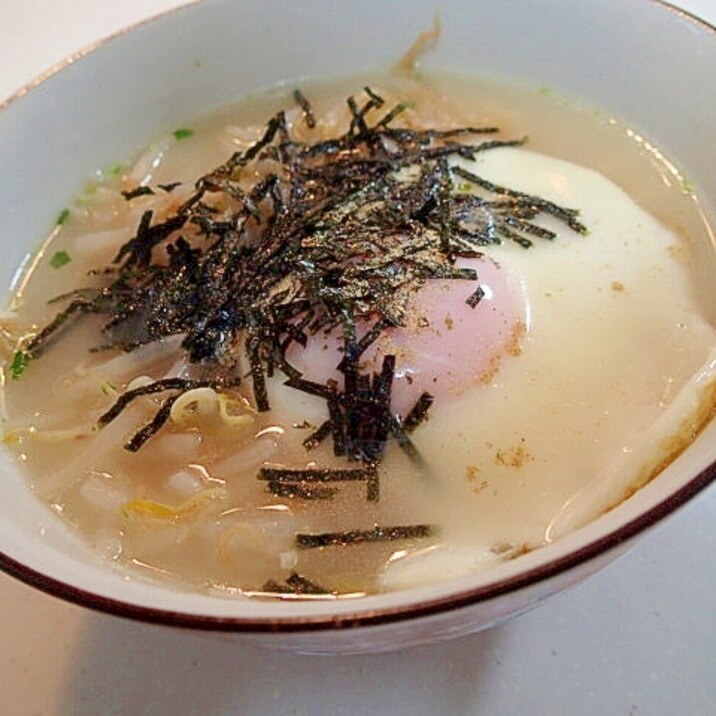 目玉焼きともやしと刻み海苔の豚骨ラーメン